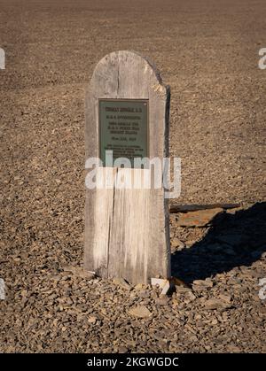 Grab von Thomas Morgan, offizieller Ermittler, der am 22. September 5/1854 starb, auf der Suche nach der verlorenen Crew von HMS Erebus und HMS Terror, Beechey Island, Nunavut Stockfoto