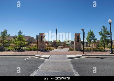 Tahlequah, Oklahoma, USA - 30. September 2022: Der Art Walk Park mit Gemälden von Traci Rabbit. Stockfoto