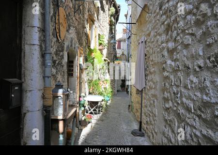 Enge Gasse in einem mittelalterlichen Dorf Stockfoto