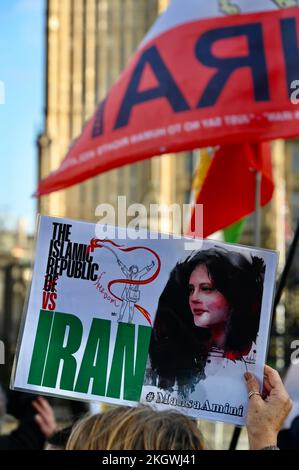 London, Großbritannien. 23/11/2022, Demonstranten versammelten sich auf dem Parliament Square, um nach dem Tod von Mahsa Amini in Polizeigewahrsam Freiheit für den Iran zu fordern. Kredit: michael melia/Alamy Live News Stockfoto