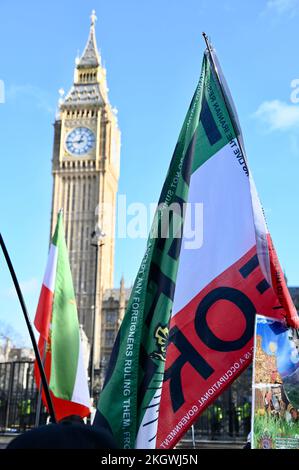 London, Großbritannien. 23/11/2022, Demonstranten versammelten sich auf dem Parliament Square, um nach dem Tod von Mahsa Amini in Polizeigewahrsam Freiheit für den Iran zu fordern. Kredit: michael melia/Alamy Live News Stockfoto