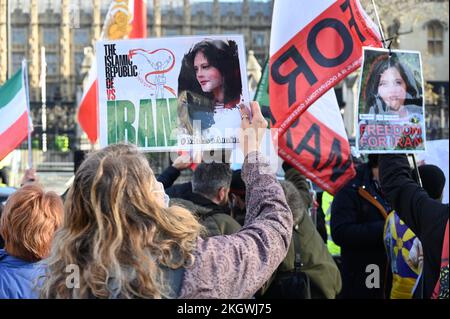 London, Großbritannien. 23/11/2022, Demonstranten versammelten sich auf dem Parliament Square, um nach dem Tod von Mahsa Amini in Polizeigewahrsam Freiheit für den Iran zu fordern. Kredit: michael melia/Alamy Live News Stockfoto