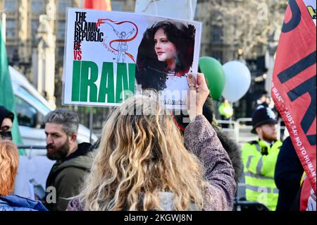 London, Großbritannien. 23/11/2022, Demonstranten versammelten sich auf dem Parliament Square, um nach dem Tod von Mahsa Amini in Polizeigewahrsam Freiheit für den Iran zu fordern. Kredit: michael melia/Alamy Live News Stockfoto