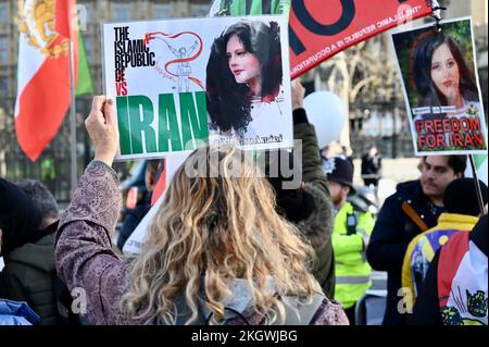 London, Großbritannien. 23/11/2022, Demonstranten versammelten sich auf dem Parliament Square, um nach dem Tod von Mahsa Amini in Polizeigewahrsam Freiheit für den Iran zu fordern. Kredit: michael melia/Alamy Live News Stockfoto