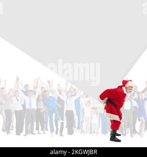 Der Weihnachtsmann hält ein großes, schweres Banner isoliert auf weißem Hintergrund mit Platz für Text, viele glückliche Leute Stockfoto