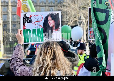 London, Großbritannien. 23/11/2022, Demonstranten versammelten sich auf dem Parliament Square, um nach dem Tod von Mahsa Amini in Polizeigewahrsam Freiheit für den Iran zu fordern. Kredit: michael melia/Alamy Live News Stockfoto