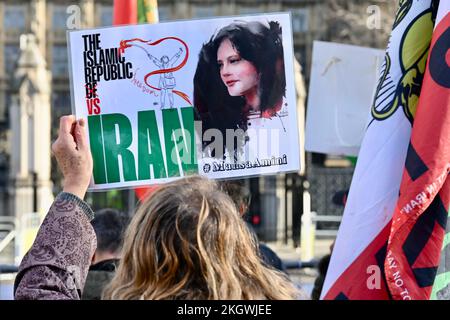 London, Großbritannien. 23/11/2022, Demonstranten versammelten sich auf dem Parliament Square, um nach dem Tod von Mahsa Amini in Polizeigewahrsam Freiheit für den Iran zu fordern. Kredit: michael melia/Alamy Live News Stockfoto