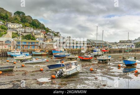 Von der Westseite der belebten Looe Estuary, Cornwall, mit Blick auf die Ostseite, wo Sie eine Vielzahl von festgemachten Booten bei Ebbe sehen. Stockfoto