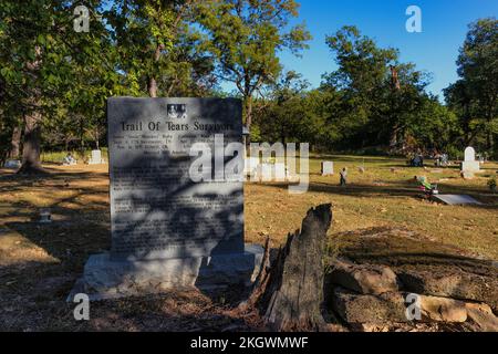 Stilwell, Oklahoma, USA - 29. September 2022: Denkmal über die Gräber von James „Youar Wooskoo“ Bigby und Catherine „Wasa“ Foreman Bigby, die von den Gräbern überlebt haben Stockfoto