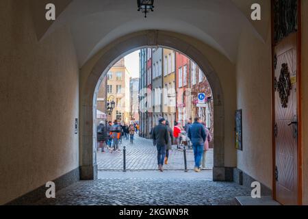 Danzig, Polen - 12. März 2022: Mittelalterliches Tor der Stadt Danzig Stockfoto