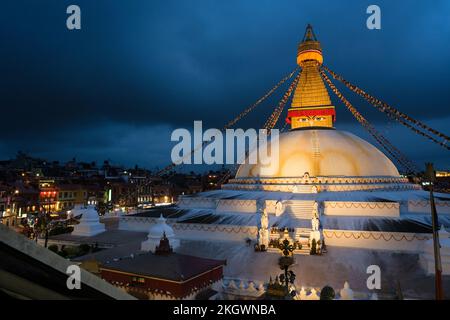 Buddhistischer Schrein von Boudhanath in der Abenddämmerung. Kathmandu. Nepal. Stockfoto