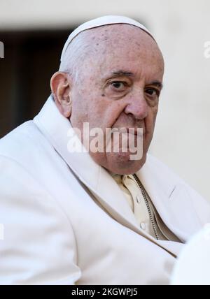 Vatikanstadt, Heiliger Stuhl. 23.. November 2022. PAPST FRANZISKUS während seiner Mittwoch-Hauptaudienz auf dem St. PET's Square im Vatikan. (Kreditbild: © Evandro Inetti/ZUMA Press Wire) Stockfoto