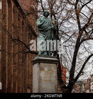 2. Januar 2021 - Torun, Polen: Die Bronzestatue von Nicolaus Copernicus, polnischem Mathematiker und Astronomen. Torun ist sein Geburtsort und gehört zum UNESCO-Weltkulturerbe Stockfoto