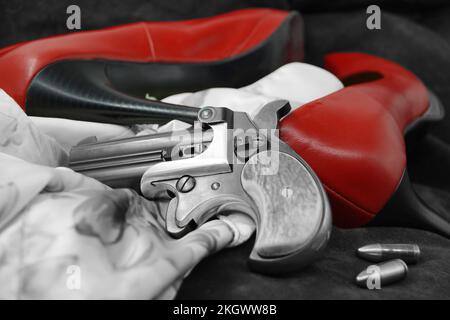 Eine derringer-Pistole mit doppeltem Lauf in Schwarz und Weiß. Diese Art von Waffe wurde in der Vergangenheit von Spielern und Frauen benutzt, weil sie klein ist Stockfoto