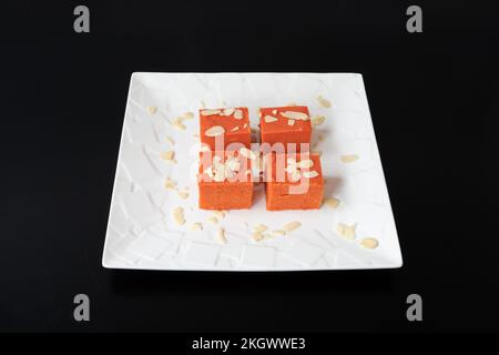Indische Dishe kulinarisches Still Life. Halwa-Kuchen auf einem Teller Stockfoto