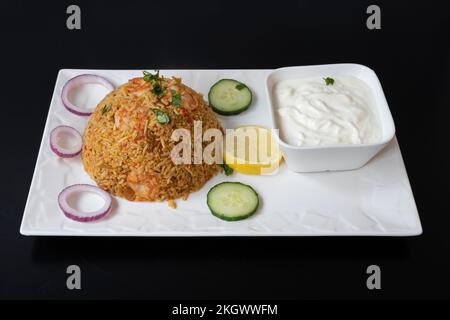 Indische Dishe kulinarisches Still Life. Shrimp Biryani serviert mit Reis auf einem Teller Stockfoto