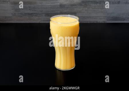 Indische Dishe kulinarisches Still Life. Mango Lassie serviert auf einem Glas Stockfoto