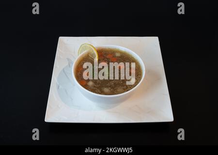 Indische Dishe kulinarisches Still Life. Vegetarische Suppe auf einem Teller Stockfoto