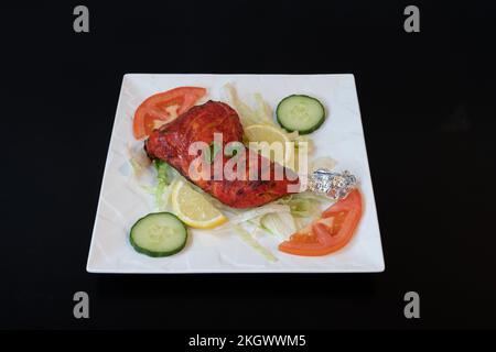 Indische Dishe kulinarisches Still Life. Hühnchen Tandoori serviert auf einem Teller Stockfoto