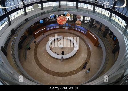 Addis Abeba. 8.. November 2022. Dieses Foto wurde am 8. November 2022 aufgenommen und zeigt einen Blick ins Innere des neu eingeweihten chinesischen Wissenschaftsmuseums in Addis Abeba, Äthiopien. ZUM Motto „Feature: China-Aided Science Museum“: „Hearts of Science-Enthusiast Ethiopians' Credit: Michael Tewelde/Xinhua/Alamy Live News“ Stockfoto