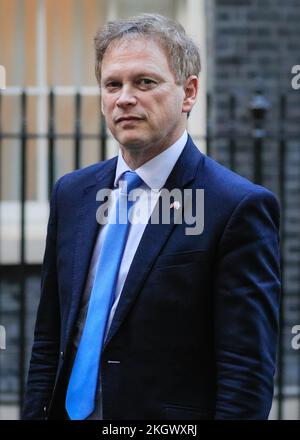 Westminster, London, Großbritannien. 23.. November 2022. Grant Shapps, MP, Secretary of State for Business, Energy and Industrial Strategy verlässt die Downing Street 10 nach dem Besuch des südafrikanischen Präsidenten Cyril Ramaphosa. Es wird angenommen, dass Shapps an einem bilateralen Mittagessen und Handelsgesprächen teilgenommen hat. Kredit: Imageplotter/Alamy Live News Stockfoto