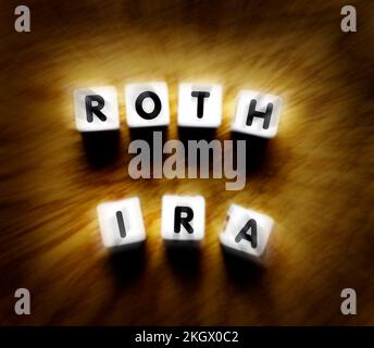 Roth IRA hat sich mit Würfeln für die Vorsorgeplanung und die Sparanlagen ausgeschrieben Stockfoto