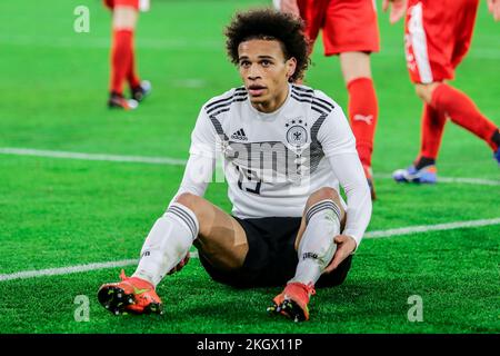 Wolfsburg, Deutschland, 20. März 2019: Deutscher Fußballer Leroy Sané auf dem Boden nach einem Foul während des internationalen Fußballspiels Deutschland gegen Serbien Stockfoto