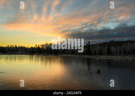 Gefrorener Biberteich bei Sonnenaufgang, Greater Sudbury, Ontario, Kanada Stockfoto