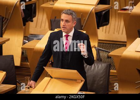 Edinburgh, Schottland, Großbritannien. 23.. November 2022. IM BILD: Alex Cole-Hamilton MSP, Leiter der schottischen Liberaldemokratischen Partei. Nachmittagsdebatte: Schutz des schottischen NHS, von der Labour Party geführte Debatte, die Fragen zum vorgeschlagenen und umstrittenen zweistufigen System für Patienten enthält. Kredit: Colin D Fisher Kredit: Colin Fisher/Alamy Live News Stockfoto