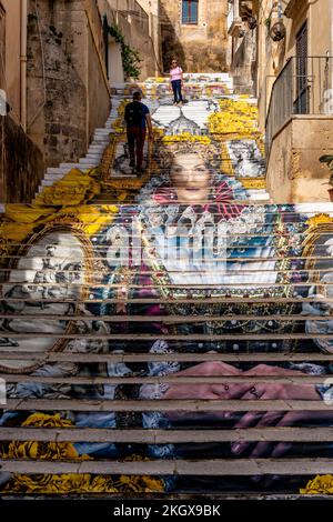 Farbenfrohe Stufen in der Altstadt von Noto, Sizilien, Italien. Stockfoto