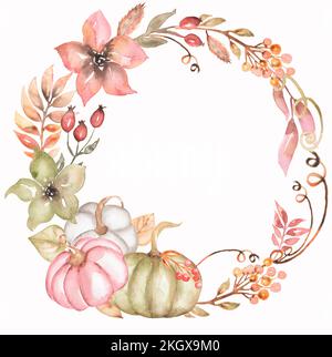 Goldener Rahmen in Aquarell, Rosa und Beige, Blumenkomposition. Handgezeichnete Gartenblumen mit pinkfarbenen, weißen und grünen Kürbissen. Stockfoto