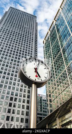 TIME GESCHÄFTSBÜROS WOLKENKRATZER TURM Canary Wharf Uhr um 5,03 Uhr (17,03 Uhr) mit einem Canada Square Tower Gebäude hinter Canary Wharf London UK Stockfoto