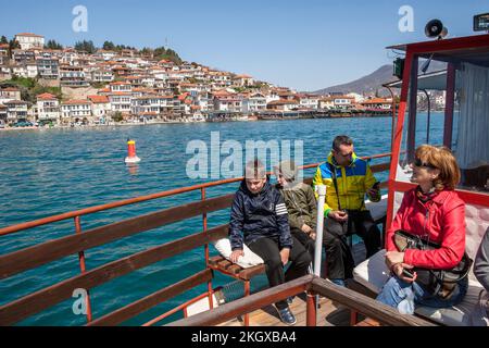 Touristische Bootsfahrt auf dem Ohrid See, Altstadt, Nordmazedonien, Balkan, Osteuropa Stockfoto
