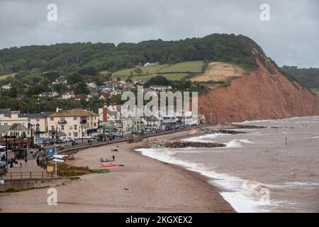 Blick auf Sidmouth, eine Regency-Stadt an der Jurassic Coast mit Salcombe Hill Cliffs im Hintergrund Stockfoto