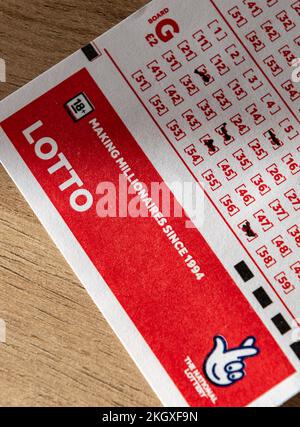 Nach London. GROSSBRITANNIEN - 11.20.2022. Nahaufnahme eines Lottogutscheins, der den Namen des Lottos und das Markenzeichen der National Lottery zeigt. Stockfoto