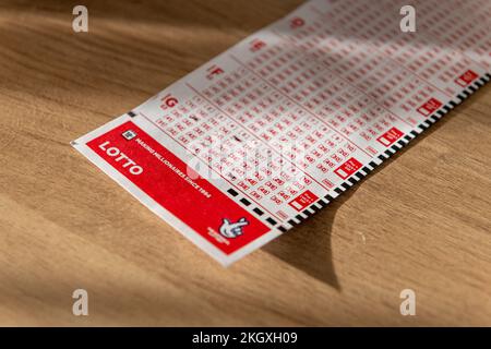 Nach London. GROSSBRITANNIEN - 11.20.2022. Ein National Lottery Coupon auf einem Tisch. Stockfoto