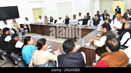 Jaipur, Indien, 23. November 2022: Rajasthan Chief Minister Ashok Gehlot, All India Congress Committee (AICC) General Secretary Jitendra Singh Alwar, Rajasthan Pradesh Congress Committee (RPCC) President Govind Singh Dotasra, Congress Leader Sachin Pilot und andere während der Sitzung des staatlichen Koordinierungskomitees zu dem Parteikomitee "Bharat Jodo Yatra" im RPCC-Kriegsraum in Jaipur. Kredit: Sumit Saraswat/Alamy Live News Stockfoto