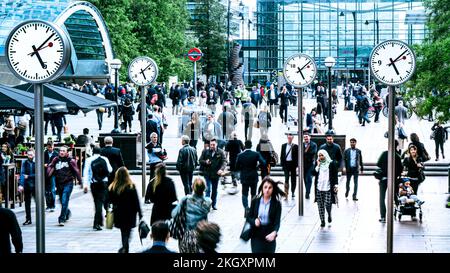 PENDLER DRÄNGEN TIME CANARY WHARF UHREN LONDON 17,08 Pendler Canary Wharf Cross Rail U-Bahn Station South Colonnade mit Schweizer weißer Ziffernuhr, die genaue Fahrtzeiten anzeigt. Büroangestellte, die am Ende des Arbeitstages täglich nach Hause pendeln. Canary Wharf London UK Stockfoto