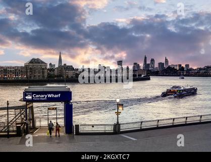 CANARY WHARF RB1 THAMES CLIPPER BOOT LONDON CITY SUNSET PASSAGIERE Thames Clipper River Boot RB1 at Sunset Abfahrt Canary Wharf Pier, Richtung flussaufwärts, Shard und London Financial City District in b/g Canary Wharf Thames Clippers London UK Stockfoto