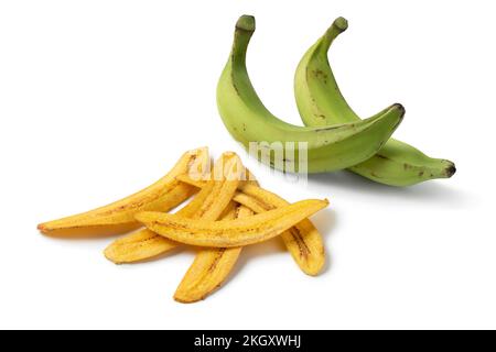 Ein Haufen frisch gebackener Bananenchips und frischer grüner Mehlbananen, isoliert auf weißem Hintergrund Stockfoto