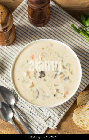 Hausgemachtes Hühnchen und Wildreissuppe mit Pilzen Stockfoto