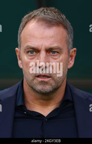 Doha, Katar. 23.. November 2022. Der deutsche Trainer Hansi Flick schaut am 23. November 2022 beim FIFA-Weltmeisterschaftsspiel der Gruppe E 2022 im Khalifa International Stadium in Doha, Katar, vorbei. Foto: Chris Brunskill/UPI Credit: UPI/Alamy Live News Stockfoto