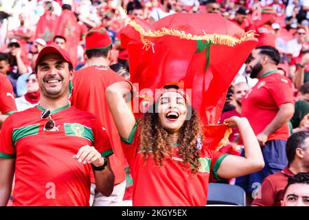 Doha, Katar. 23.. November 2022. Al-Khor, Katar. 23.. November 2022. Al Bayt Stadium Marokko Fans während des Spiels zwischen Marokko und Kroatien, gültig für die Gruppenphase der Weltmeisterschaft, die im Al Bayt Stadium in Al-Khor, Katar, stattfindet. (Marcio Machado/SPP) Kredit: SPP Sport Press Photo. Alamy Live News Credit: SPP Sport Press Photo. Alamy Live News Stockfoto