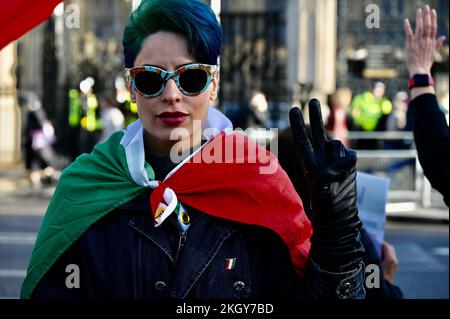 London, Großbritannien. Ich Bin Lily Boo. Demonstranten versammelten sich auf dem Parliament Square, um nach dem Tod von Mahsa Amini in Polizeigewahrsam Freiheit für den Iran zu fordern. Kredit: michael melia/Alamy Live News Stockfoto