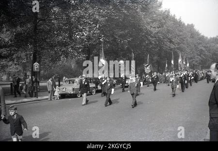 1950er, historische, ältere Gewerkschaftsmitglieder, die entlang Parliament Hill, Westminster, London, England, Großbritannien, Möglicherweise als Teil des Royal British Legion Festival of Remembrence. Stockfoto