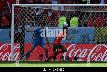 Doha, Katar. 23.. November 2022. DOHA, Katar. , . Yassine BOUNOU, BONO, Keeper und Noussair MAZRAOUI aus Marokko in Aktion während des Gruppenspiels der FIFA-Weltmeisterschaft 2022 zwischen Marokko und Kroatien, Al Bayt Stadium, Doha, Kredit: SPP Sport Press Photo. Alamy Live News Credit: SPP Sport Press Photo. Alamy Live News Stockfoto