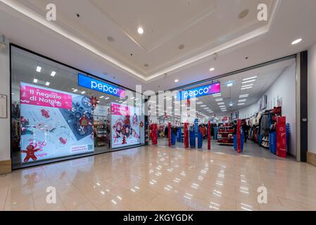 Cuneo, Italien - 22. November 2022: Pepco Store im italienischen Einkaufszentrum Grande Cuneo. Die Pepco Group ist eine wichtige Bekleidungskette für WH Stockfoto