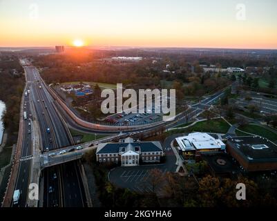 Ein Blick auf die Skyline der Stadt mit Highways und Gebäuden bei Sonnenaufgang in New Brunswick, Rutgers. Hub City, USA Stockfoto