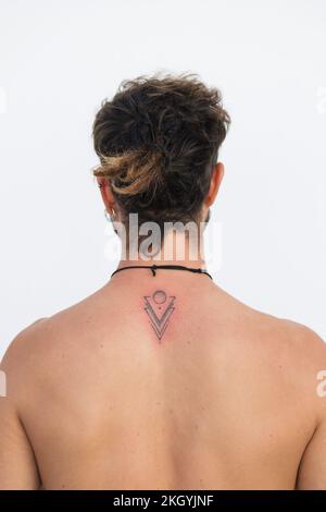 Ein neues Tattoo mit roter Hautirritation, minimalistisches Design mit Punkten, Dreiecken und Kreisen Stockfoto