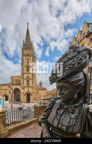 Oviedo, Spanien - Oktober 2022: Platz Alfonso II mit der Kathedrale von Oviedo im Hintergrund und der Skulptur von La Regenta im Vordergrund auf A. Stockfoto